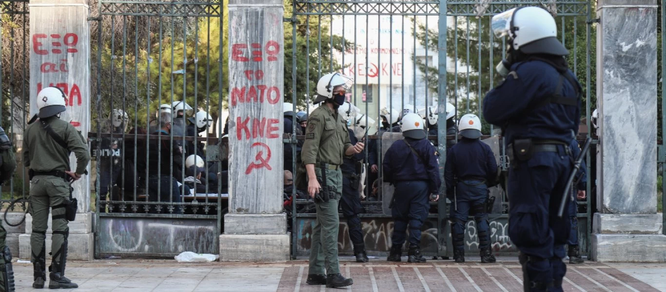 Με 4.000 αστυνομικούς και πρόστιμα 5.000 ευρώ η κυβέρνηση προσπαθεί να αποτρέψει τις εκδηλώσεις για το Πολυτεχνείο